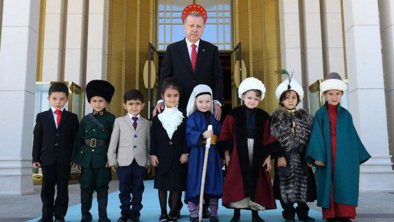 Cumhurbaşkanı Erdoğan, 23 Nisan Çocuklarını Cumhurbaşkanlığı Külliyesinde Kabul Etti