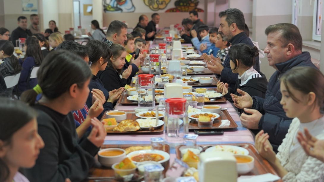 Genel Müdürümüz Ebubekir Sıddık Savaşçı Öğrencilerimizin İftar ve Sahur Sofralarına Misafir Oldu.