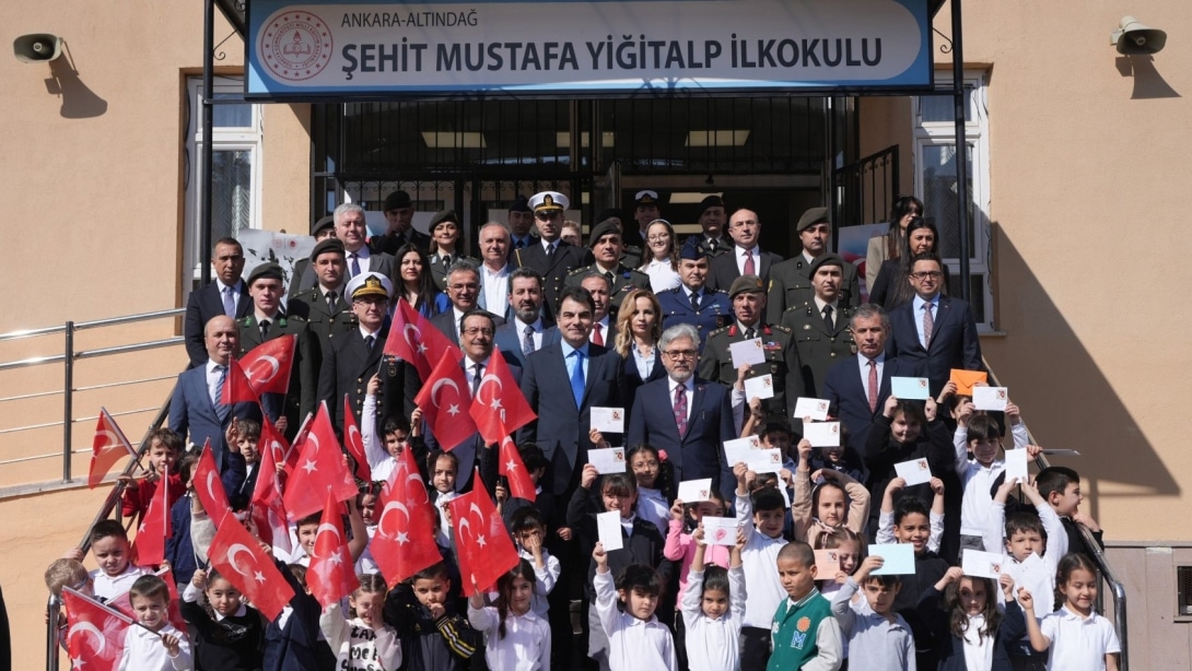 OKUMA YAZMA ÖĞRENEN ÖĞRENCİLER, İLK MEKTUPLARINI MEHMETÇİĞE YAZDI.